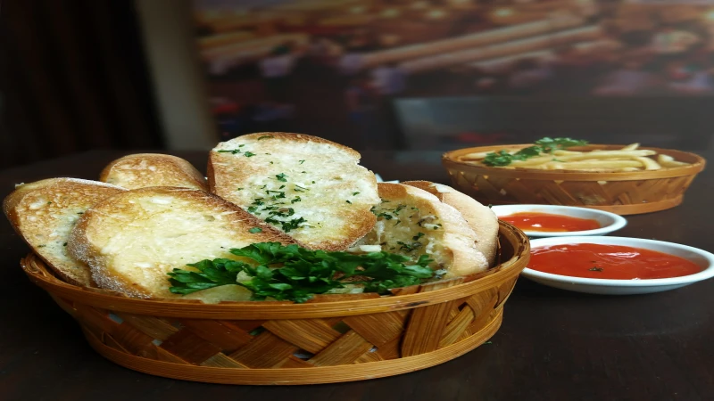 Baget sa bijelim lukom (baguette)