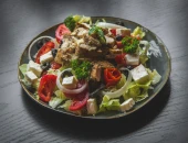 Pileća salata sa avokadom i pinjolima