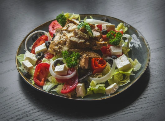 Pileća salata sa avokadom i pinjolima