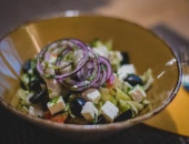 Grčka salata sa povrćem i feta sirom