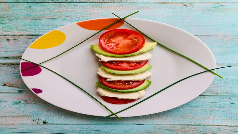 Salata sa avokadom paradaizom i feta sirom