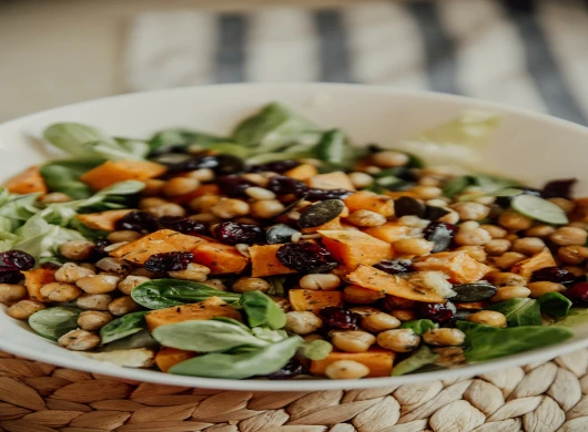 Salata sa slanutkom pečenim povrćem i avokadom