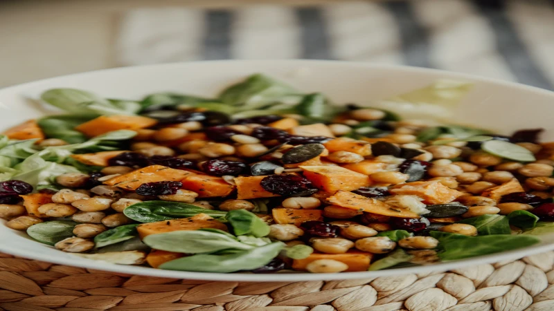 Salata sa slanutkom pečenim povrćem i avokadom