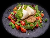 Salata sa rikulom paradaizom mocarelom i lukom