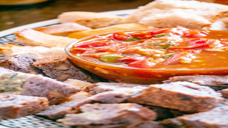 Dip umak sa paradaizom i ajvarom sa  tortiljama