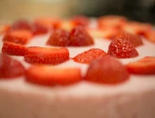 Brza torta sa jagodama bez pečenja