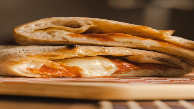 Preklopljena pizza (calzone) s purećom šunkom i gljivama