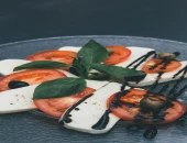 Salata sa paradaizom i mozzarellom