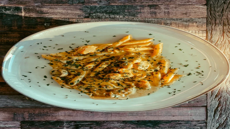 Tjestenina sa piletinom i povrćem u umaku od vrhnja