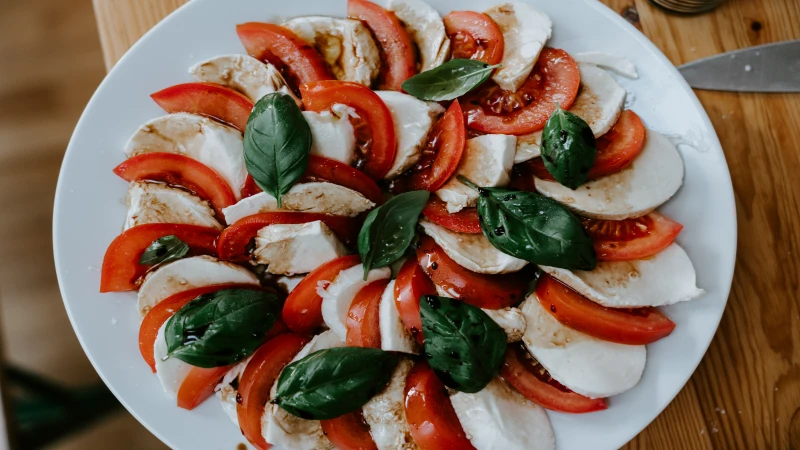 Caprese salata  sa paradaizom i mozzarellom
